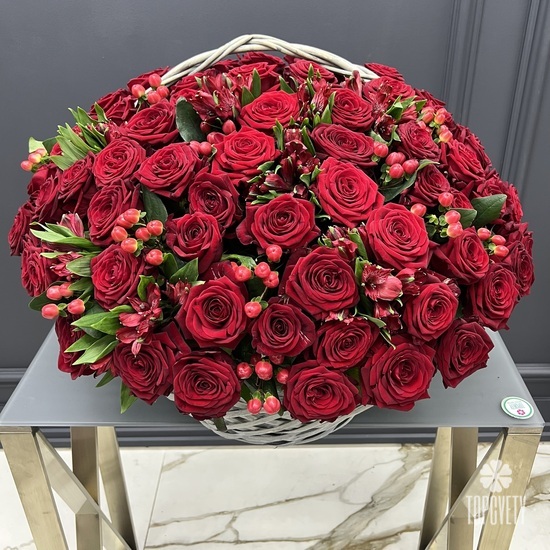 75 красных роз и альстромерии в корзине