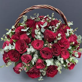 Композиция из 51 красных  роз и эвкалипта в корзине