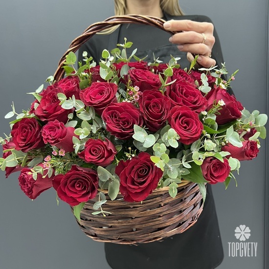 Композиция из 51 красных  роз и эвкалипта в корзине