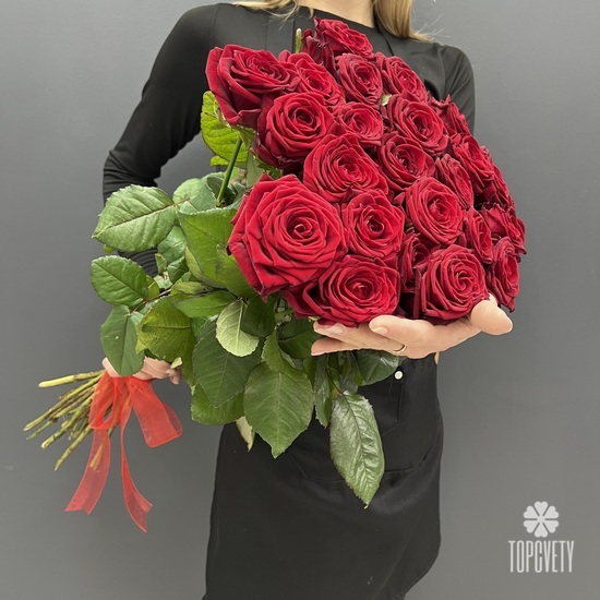 Букет из 25 красных роз 70см под лентой 