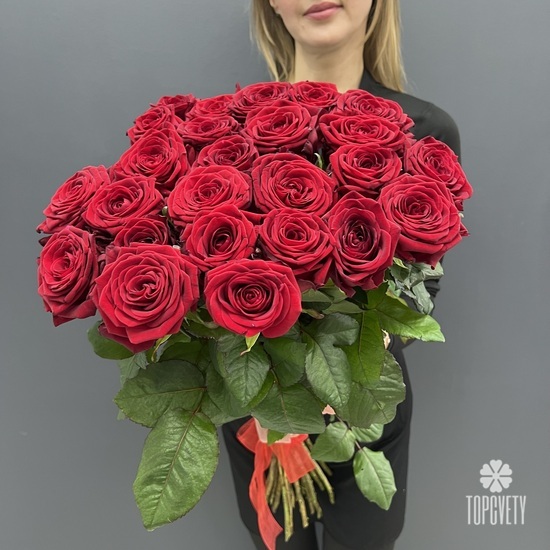 Букет из 25 красных роз 70см под лентой 