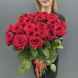 Букет из 25 красных роз 70см под лентой 