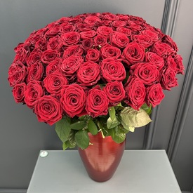 Букет из  51 красной розы Ред Наоми 70см