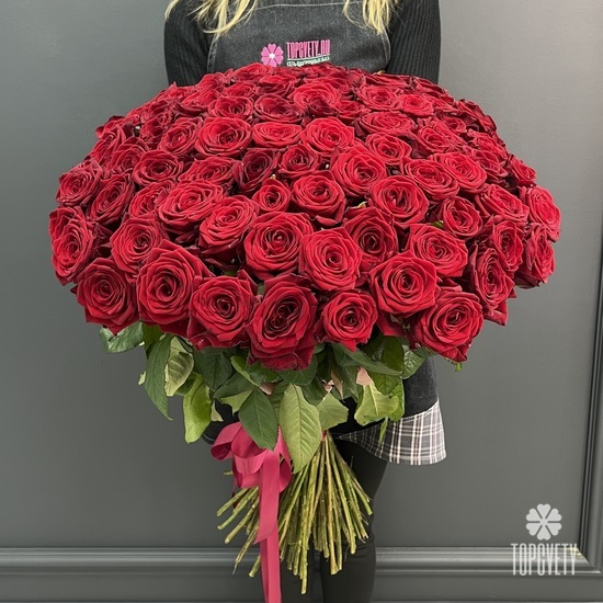 Букет из 101 красной розы под лентой