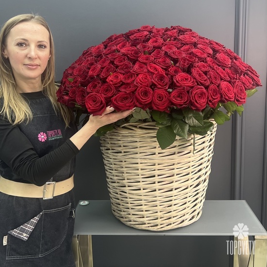 135 красных роз в корзине