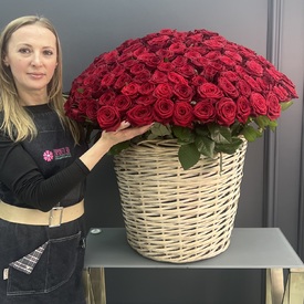 135 красных роз в корзине