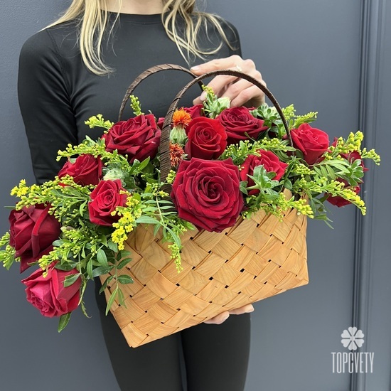 Композиция из 15 красных роз в корзине