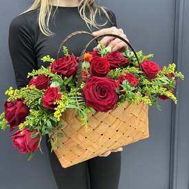 Композиция из 15 красных роз в корзине