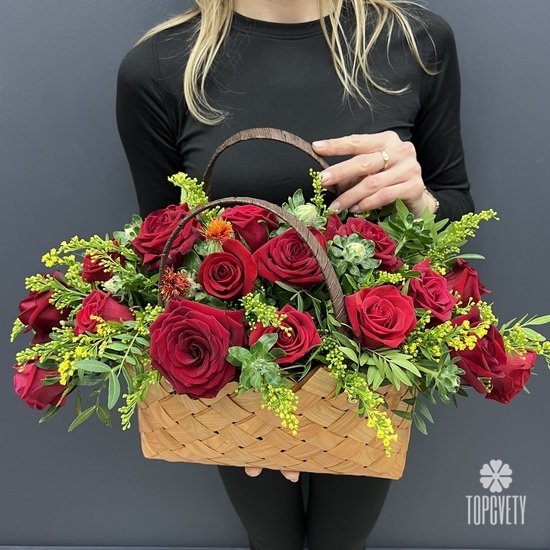 Композиция из 15 красных роз в корзине