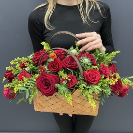 Композиция из 15 красных роз в корзине