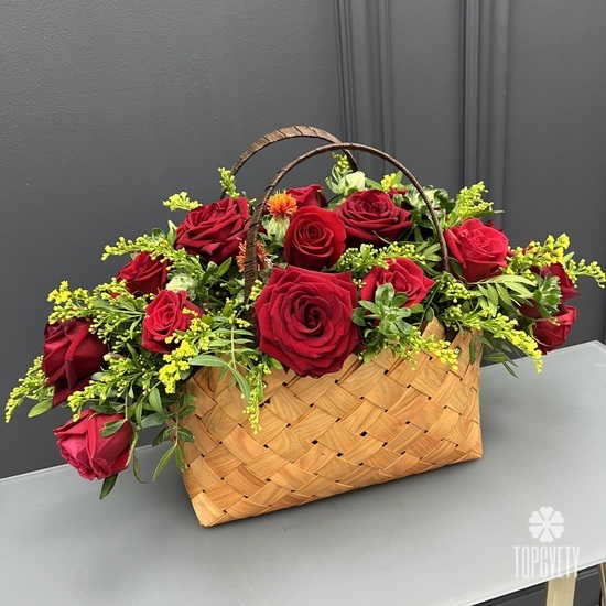 Композиция из 15 красных роз в корзине