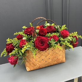 Композиция из 15 красных роз в корзине