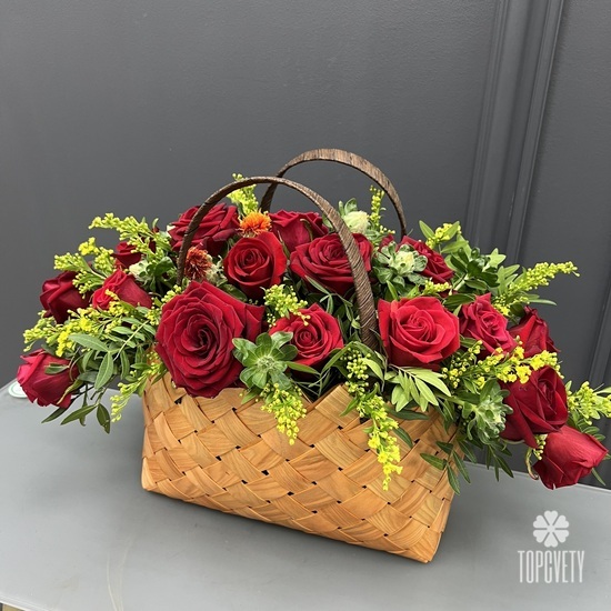 Композиция из 15 красных роз в корзине