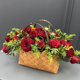 Композиция из 15 красных роз в корзине