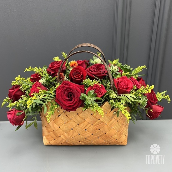 Композиция из 15 красных роз в корзине