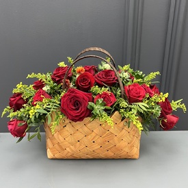 Композиция из 15 красных роз в корзине