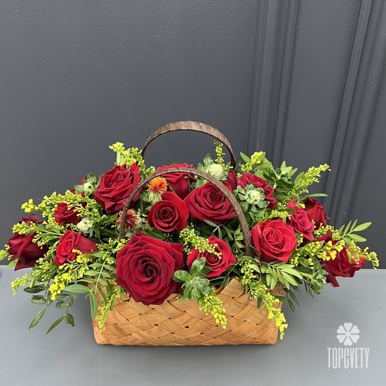 Композиция из 15 красных роз в корзине