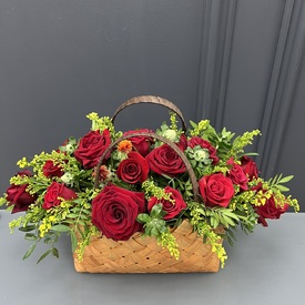 Композиция из 15 красных роз в корзине