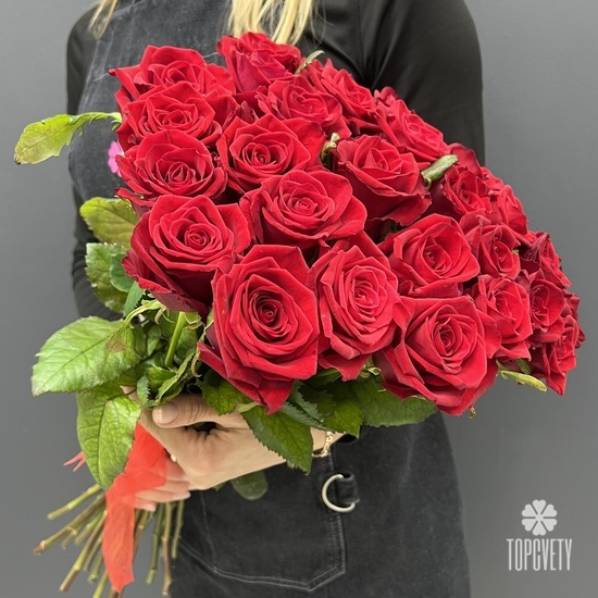 Букет из 25 красных роз Ред Наоми 60см