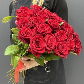 Букет из 25 красных роз Ред Наоми 60см