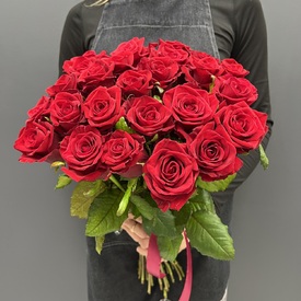 Букет из 25 красных роз Ред Наоми 60см