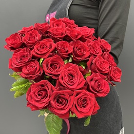 Букет из 25 красных роз Ред Наоми 60см