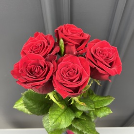 Букет из 5 красных роз Ред Наоми 60см