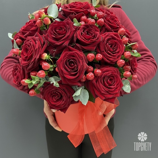 25 красных роз и гиперикума  в коробке