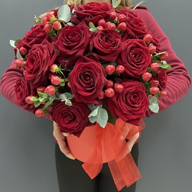 25 красных роз и гиперикума  в коробке