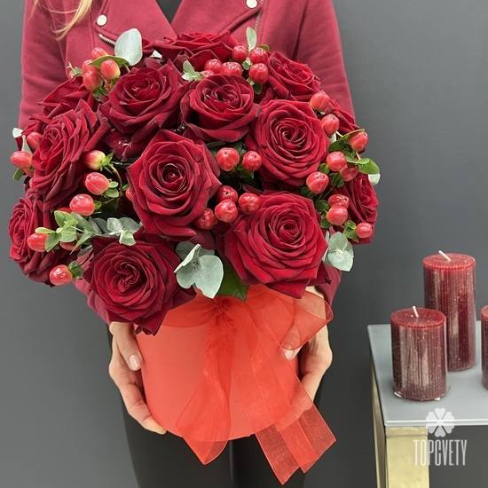 25 красных роз и гиперикума  в коробке