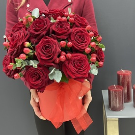 25 красных роз и гиперикума  в коробке