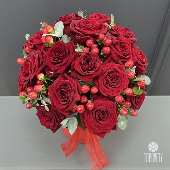 25 красных роз и гиперикума  в коробке