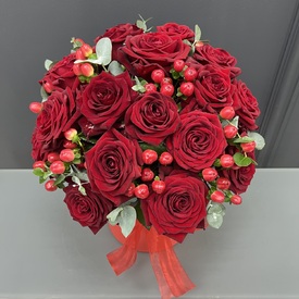 25 красных роз и гиперикума  в коробке