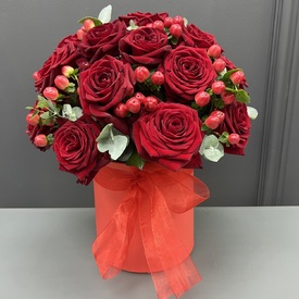 25 красных роз и гиперикума  в коробке
