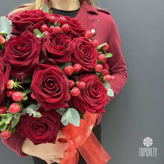 25 красных роз и гиперикума  в коробке