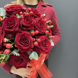 25 красных роз и гиперикума  в коробке