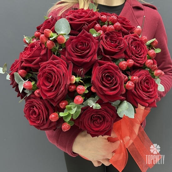 25 красных роз и гиперикума  в коробке