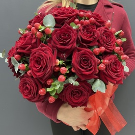 25 красных роз и гиперикума  в коробке
