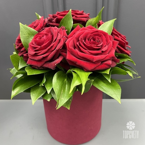 7 красных роз в коробке