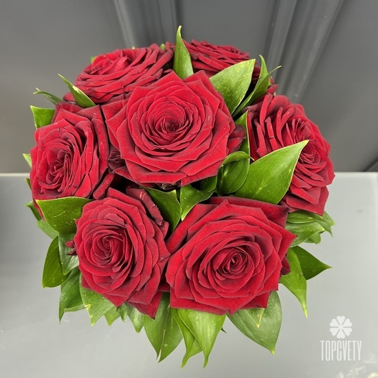 7 красных роз в коробке