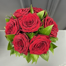 7 красных роз в коробке