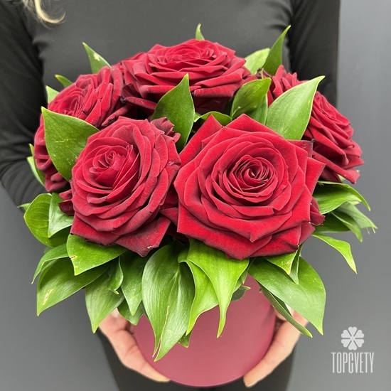7 красных роз в коробке
