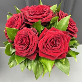 7 красных роз в коробке