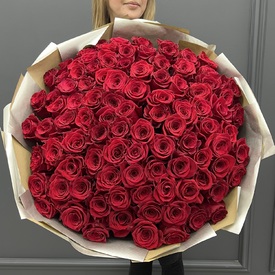 Букет из 101 красной розы Фридом 70см
