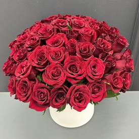 Композиция из 51 красная роза в коробке 50см