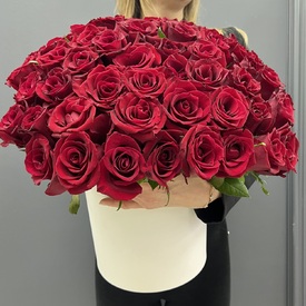 Композиция из 51 красная роза в коробке 50см