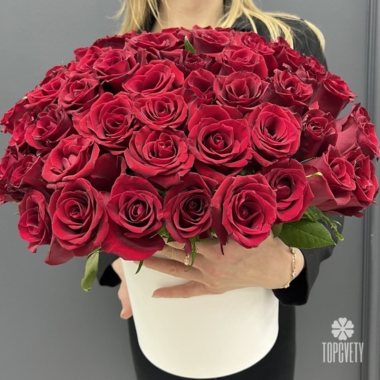Композиция из 51 красная роза в коробке 50см