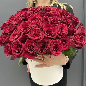 Композиция из 51 красная роза в коробке 50см