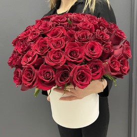 Композиция из 51 красная роза в коробке 50см