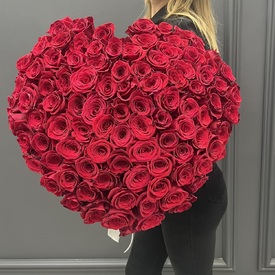 Букет из 101 красной розы в виде сердца 70см